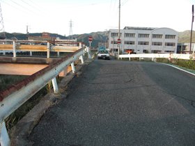 相川沿いの道路 写真